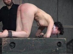 Матуся готова до покарання і стоїть раком з червоною жопою