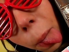 Богемний рокер ципочка роздягається догола