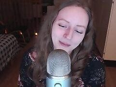 Розпусна милашка мастурбує на камеру