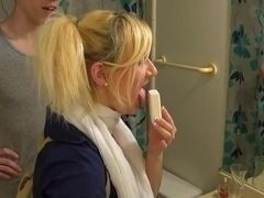 Розбещена блондинка робить глибокий мінет крупним планом