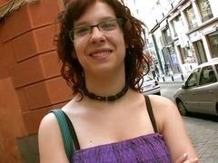 Латиноамериканка з величезними натуральними цицьками, знята на вулиці