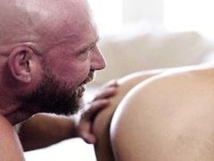 Зрілий мужчина лиже соковиту жопу твінка