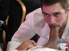Гарячий матрос смокче великий член приятеля і гатиться в туза