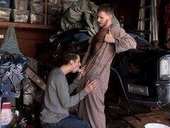 Хлопець розплачується мінетом за ремонт авто з волохатим слюсарем в гаражі
