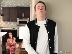 Доставщик піцци підглядає за красивою домогосподаркою і трахає її