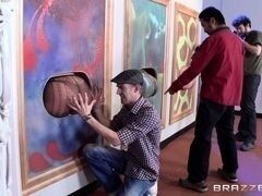 Хлопці трахають матусь через дірки в стіні