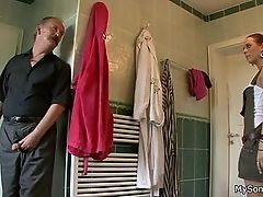 Його тато чекав за рогом, щоб трахнути мене