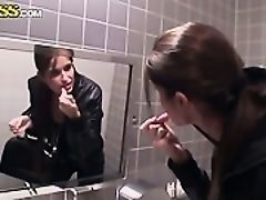 Дуже гаряча дівчина робить солодкий мінет і трахається в туалеті