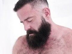 Волохатий дядько з бородою вчить твінка смоктати член і трахає раком