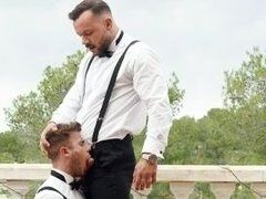 Хлрпець робить мінет начальнику на терасі