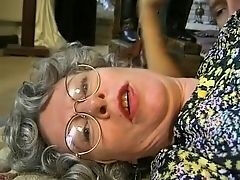 Стара жінка трахається на підлозі