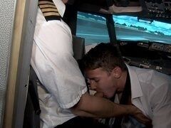 Другий пілот робить мінет командиру в кабіні на взльоті літака