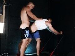 Гей дуже збудився від симпатичного другв і трахнув раком його