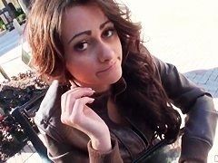 Красива дівчина робить мінет на вулиці