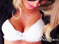 Білява подружка трахається на дивані